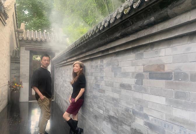 方脸妹说时尚|黎耀祥邓萃雯罕同框，“九姑娘”穿开衫戴贝雷帽，出道36年更女人