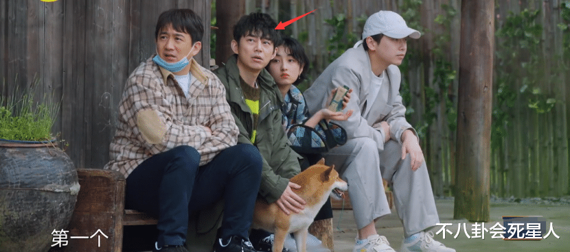 何炅|《向往5》开播，何炅秃顶戴假发，47岁的他终究是老了