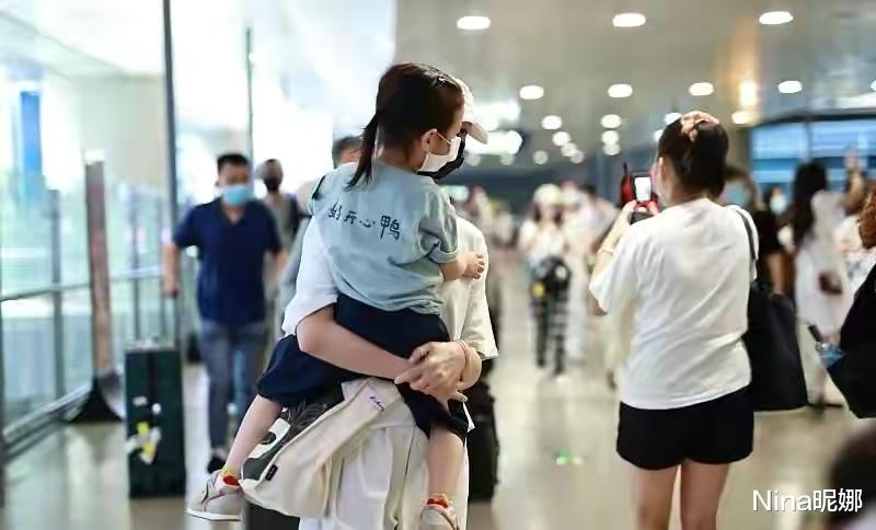 Nina昵娜|朱亚文罕见携妻女走机场,穿T恤背包当甩手掌柜,娇妻单手抱娃真绝