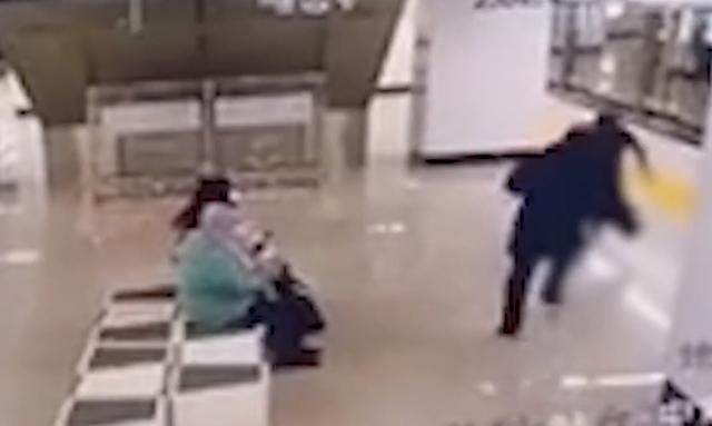 辽宁一男子地铁站追砍前妻致死,因不满其霸占儿子房产,画面曝光