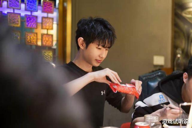 ag战队|AG3-2击败DYG，大摆“庆功宴”！十人围坐一桌，一诺嘴巴都吃“肿”了