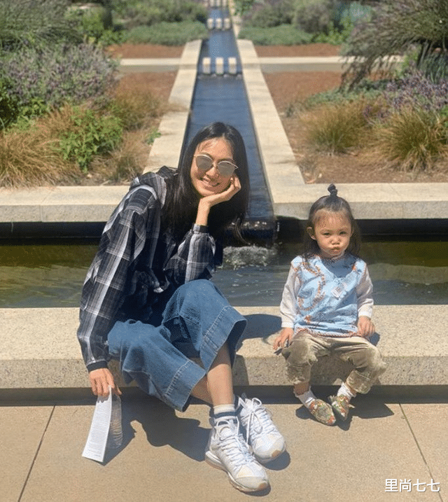 章子怡|陈冠希妻女现身聚会，4岁女儿秋裤配洞洞鞋太土味，颜值被妈拉垮