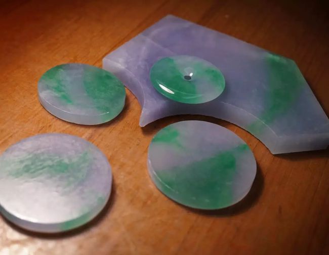 翡翠|价值过亿的翡翠标王，开出了绝美的春带彩，最后价值多少？