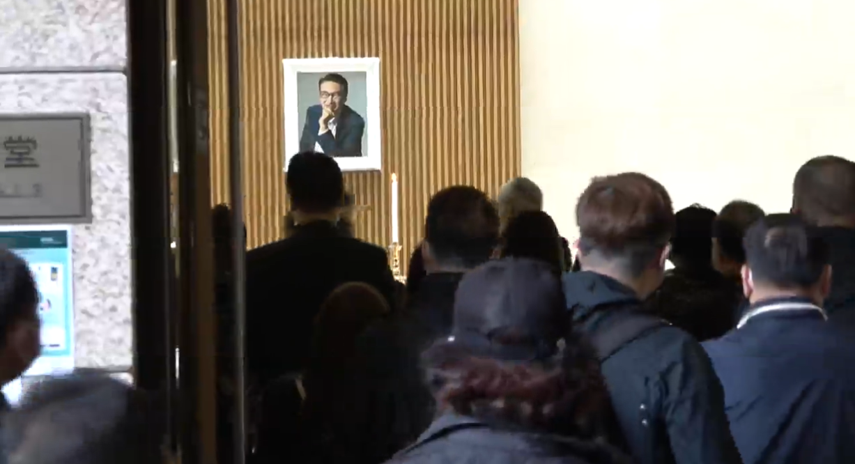 吴孟达|吴孟达遗体正式火化！妻儿陪同走完最后一程，骨灰带回大马安葬