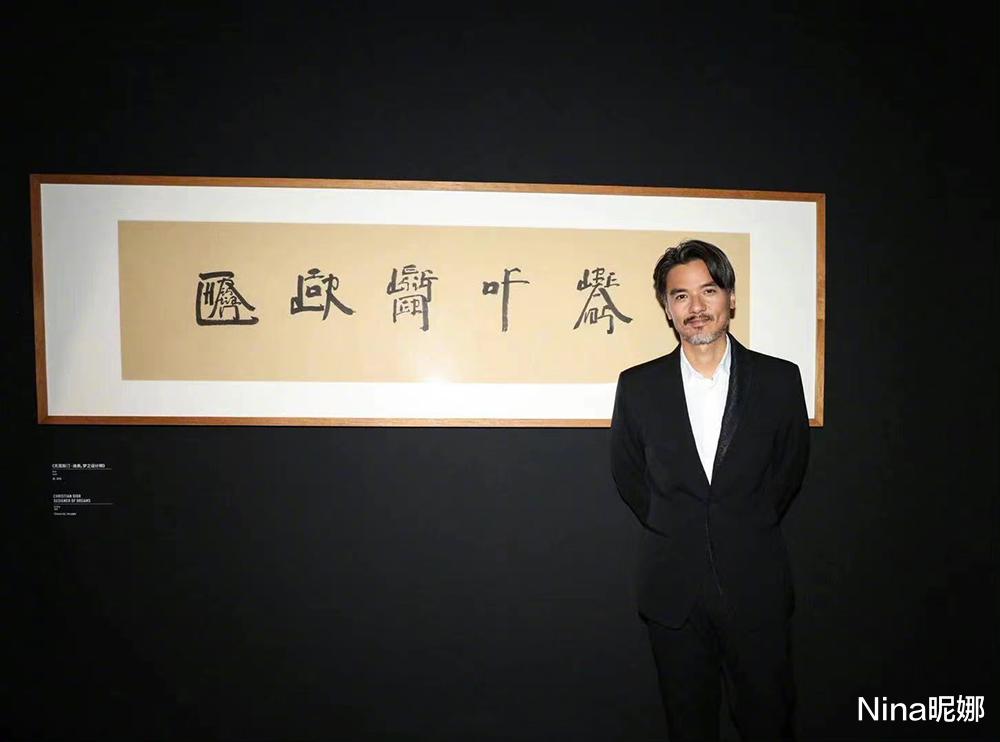 冯德伦|冯德伦罕见露面真“邋遢”，47岁穿西装头发花白似大叔，舒淇不管管