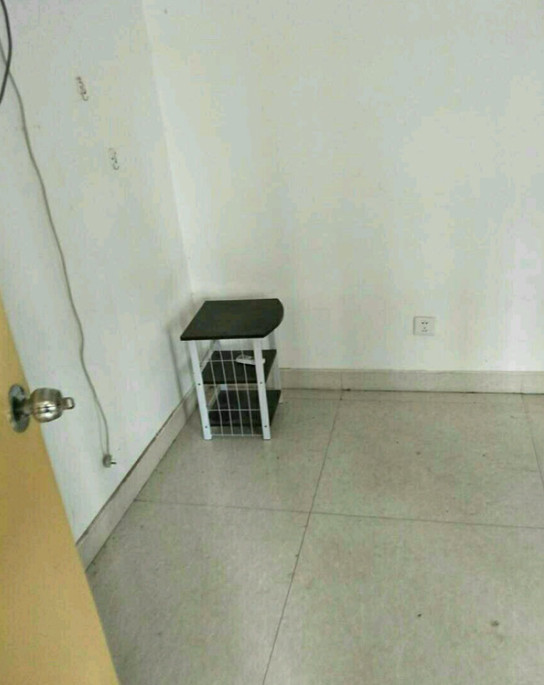 晒晒300元的出租房，卧室巴掌大，脸贴天花板，有谁住得比我差？