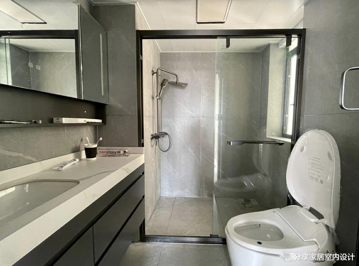 坚持找熟人装修新房，完工后效果简单又耐看，一家人都很满意！