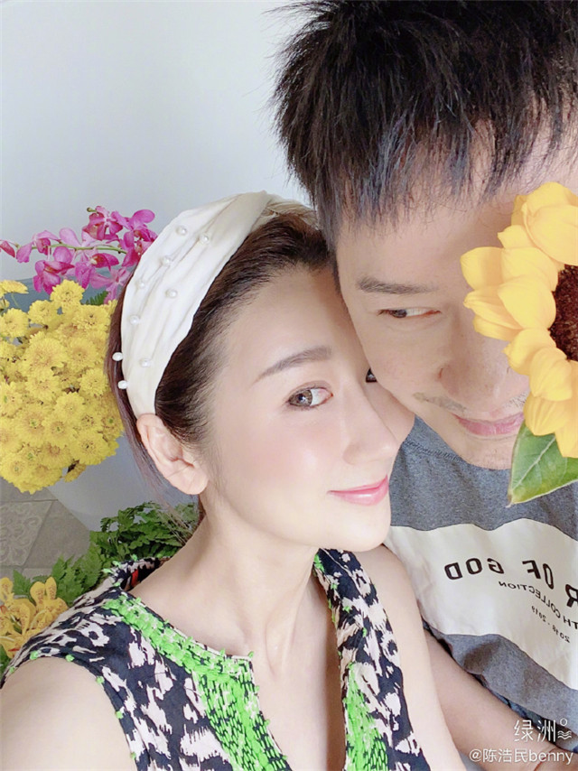 蒋丽莎|蒋丽莎陈浩民庆祝结婚十周年，一家六口齐出镜，全家似复制粘贴