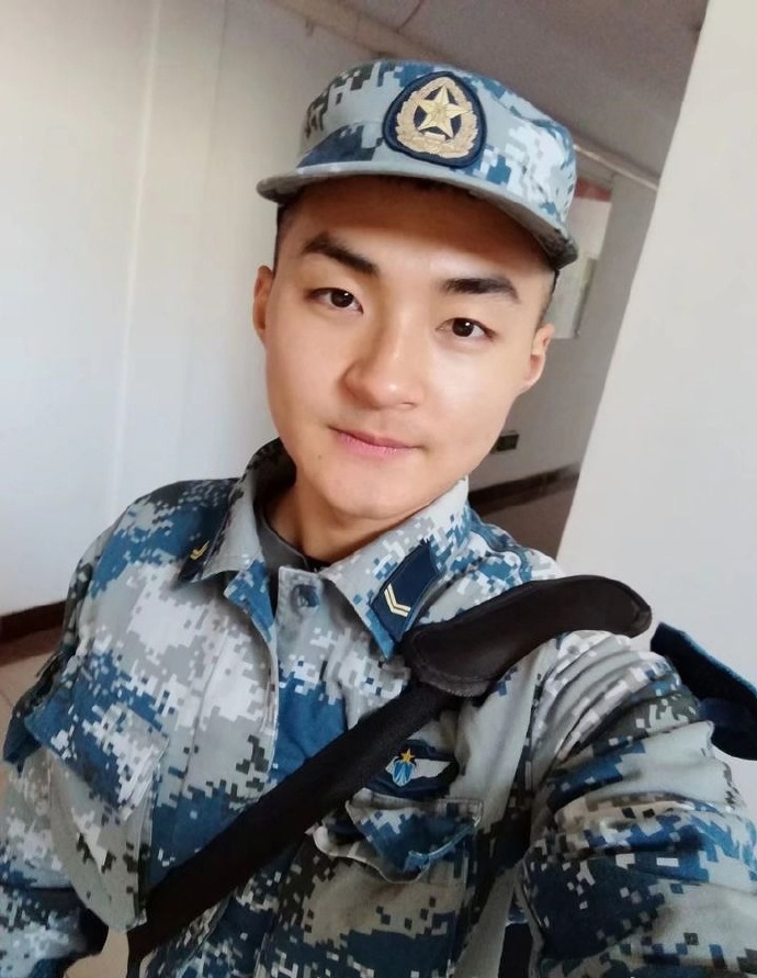 穿衣搭配 曾经的兵哥哥，如今的肌肉模特，满身肌肉搭配清爽短发，真帅气！