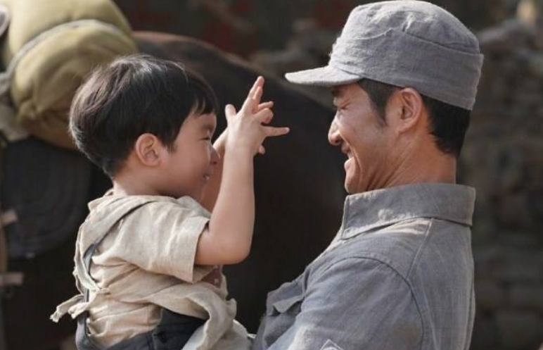 吴京|吴京儿子拍戏正式出道，4岁的吴虑长相硬朗，眉眼之间神似谢楠