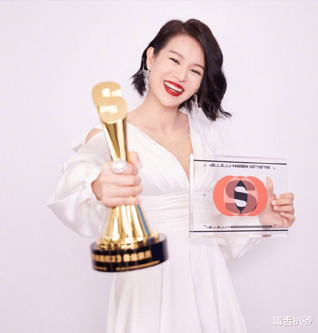 胡杏儿|42岁胡杏儿晒三胎孕肚照！儿子亲吻巨肚画面温馨，曾表示想生女儿