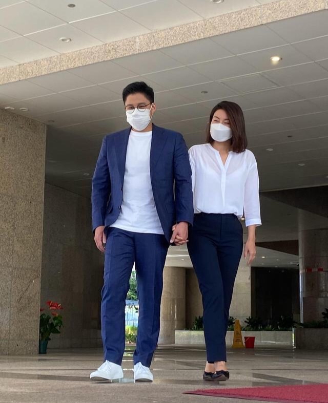 潮帮先生|郭晶晶重返领奖台，穿西装合影新晋跳水女王，换了身份秒变小迷妹