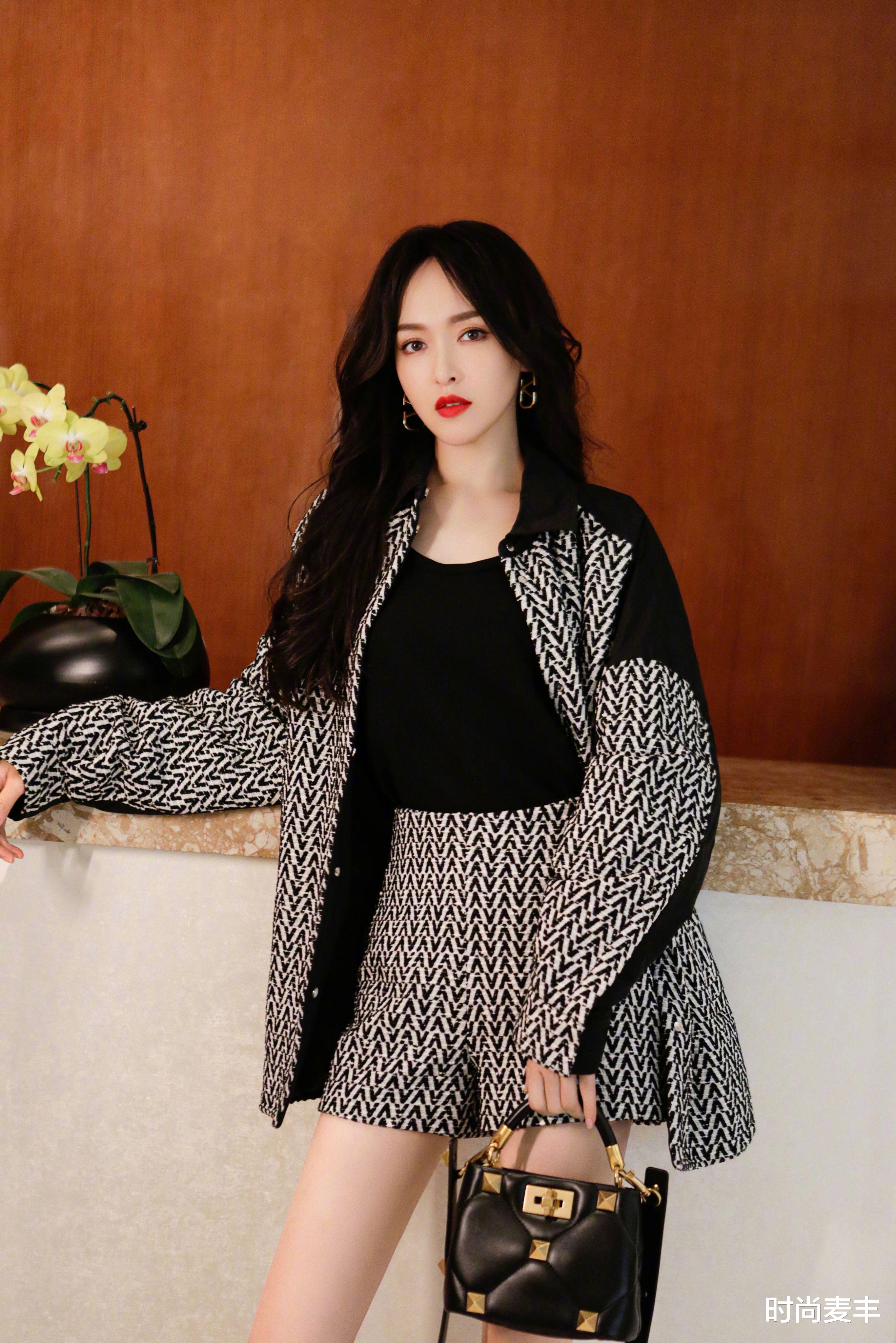 时尚麦丰|唐嫣为某品牌活动拍摄写真，烈焰红唇配纯黑皮质连衣裙，霸气外漏