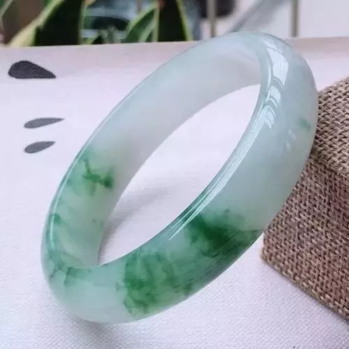 玛瑙|满是裂纹的翡翠原石，居然切出了5只高冰飘花手镯！价值过百万！