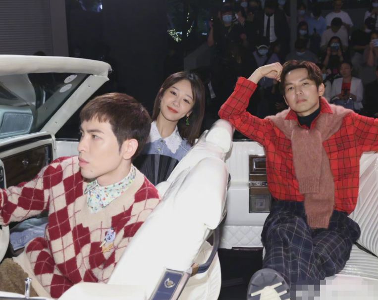 钟汉良|钟汉良跟杨紫合影，他的手势意外火了，这才是已婚男士该有的自觉