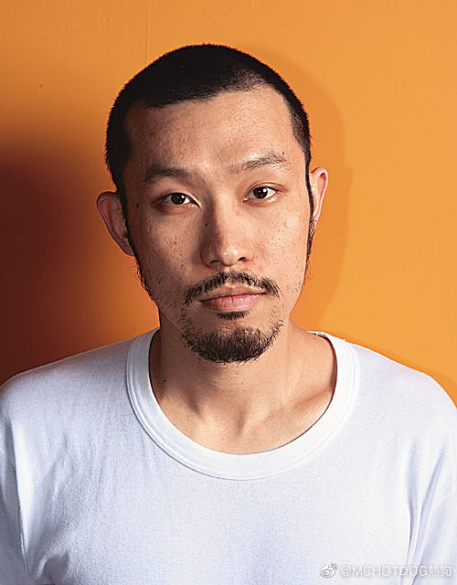 如懿传|热狗晒20多岁青涩年轻照，被网友集体吹彩虹屁，回复实力搞笑可爱