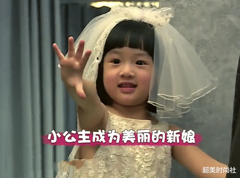 吴尊|吴尊10岁女儿为文莱国王表演，穿白衣气质文静，大长腿引人注目