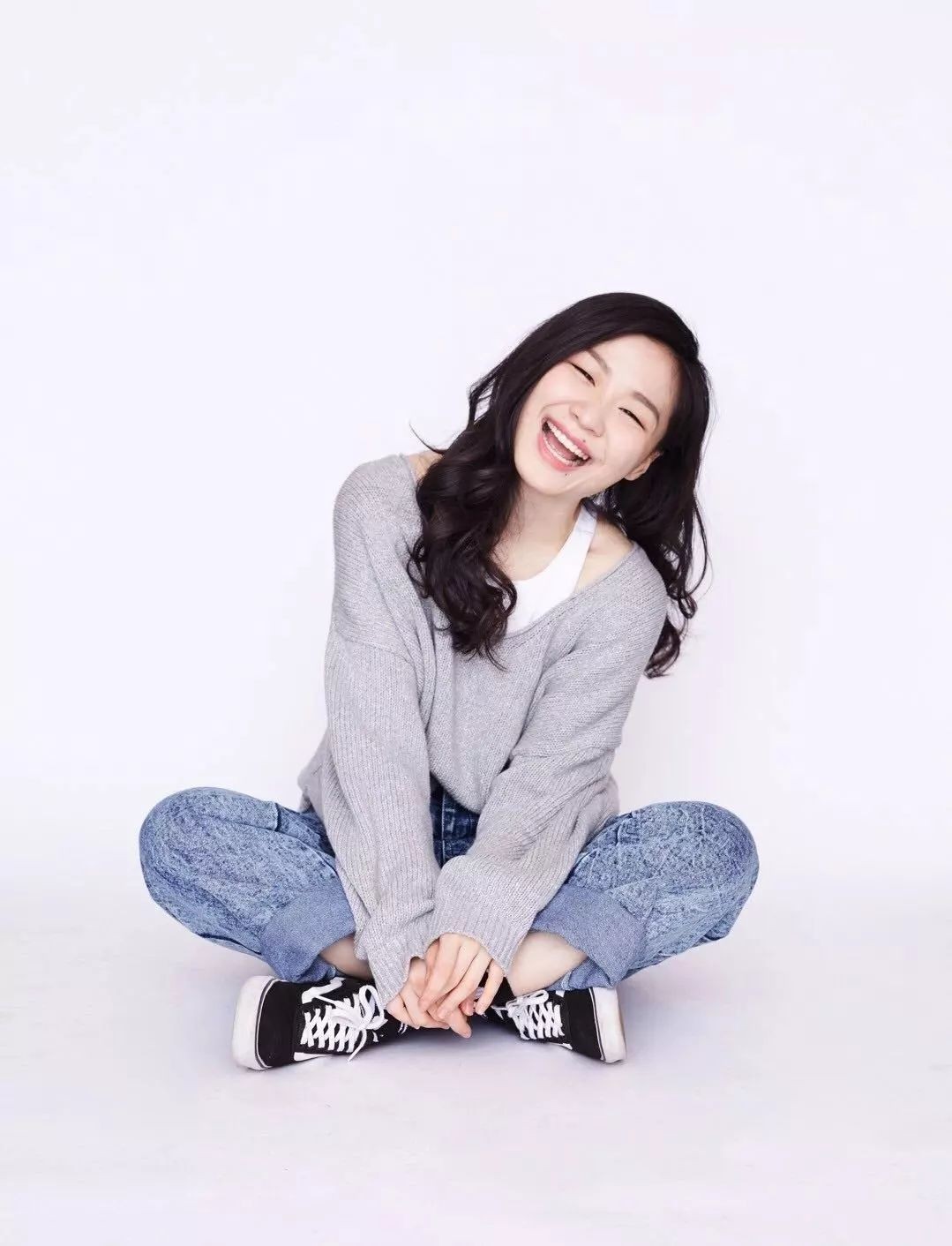 牛仔裤 金靖平时看着就像个孩子，扎双马尾辫，感觉更稚嫩了，真招人喜欢