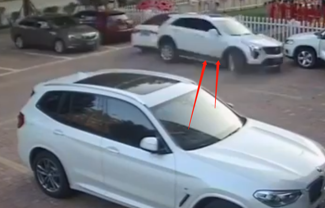 摄像头 女司机停车秀“神操作”,间隔4个空位撞到私家车,车主都蒙了