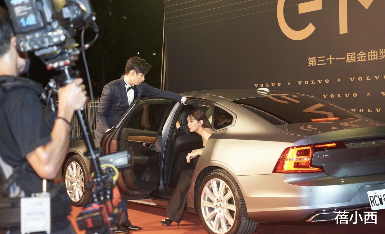 张艺谋|Ella陈嘉桦终于换风格了，穿抹胸连体裤身材出众，一点不像40岁