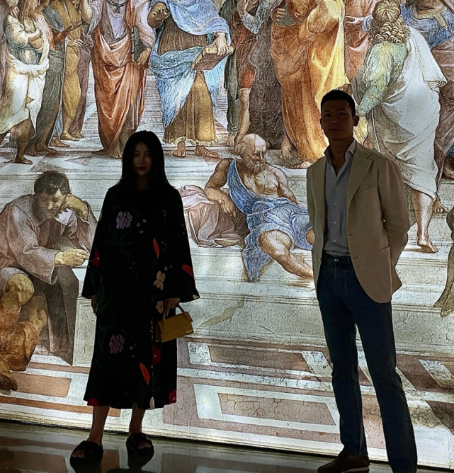 朱珠|朱珠挺八月孕肚庆生，穿平底拖鞋脚肿变形，被老公身后搂抱好宠溺