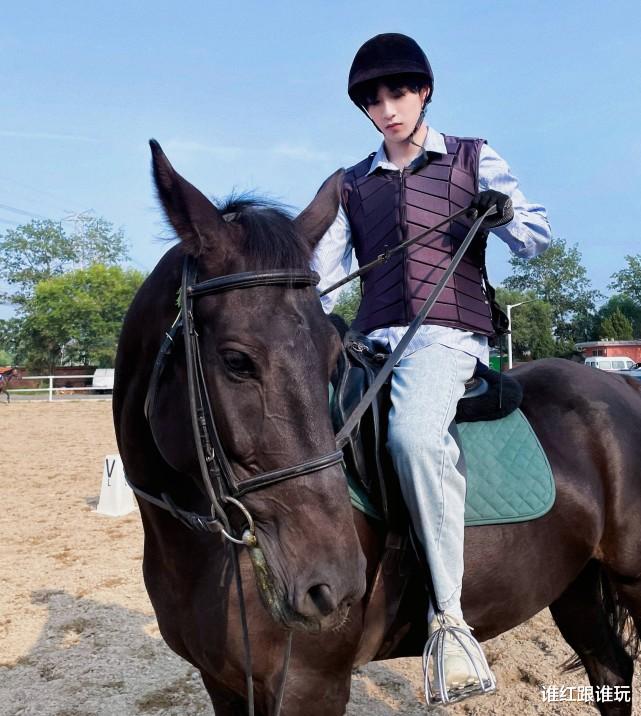 小姐姐|眼神杀、侧脸杀、歪头杀！刘耀文，一张脸满足所有少女心