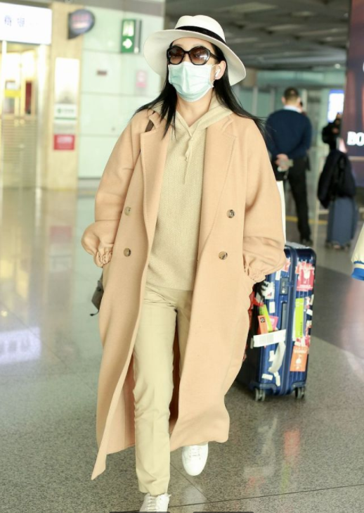 秦海璐|秦海璐打扮真高级，大衣配家居服温暖舒适，气场强大不容忽视