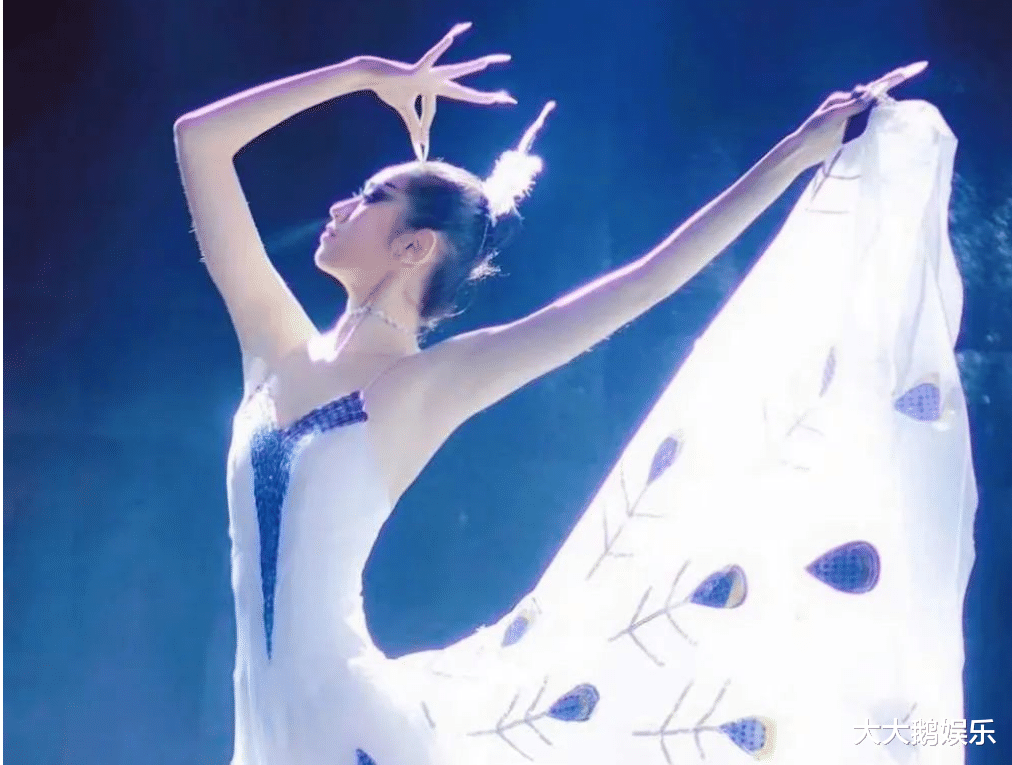 小彩旗|小彩旗：春晚一夜成名，因叛逆被杨丽萍放弃培养，如今怎样了？