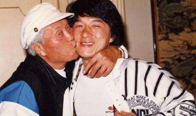 成龙|成龙同父异母的大哥：10岁被父亲抛弃，73岁才见到成龙第一面