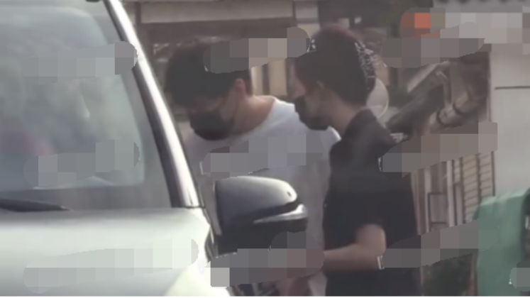 王鸥|王鸥新恋情曝光？与小鲜肉亲密捏腰挽手不避嫌，一同回酒店过夜