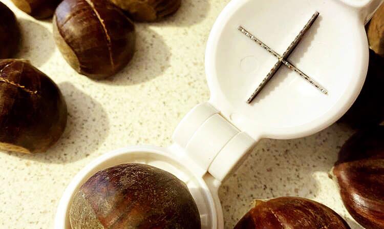 板栗|剥板栗,不要再傻傻用剪刀了,教你一招,1分钟轻松剥完60个