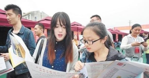 本科生|21届专科毕业生有福了，铁饭碗招录向专科生倾斜，待遇堪比公务员