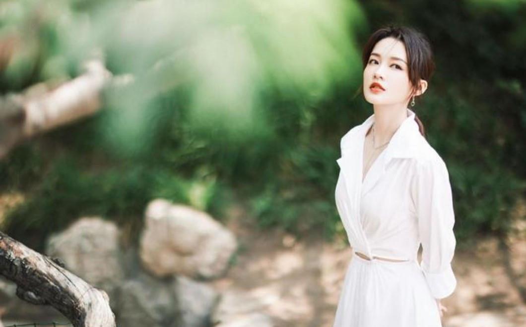 李沁|李沁这打扮快认不出来了,红衣加红唇火辣吸睛,街拍都像时尚大片