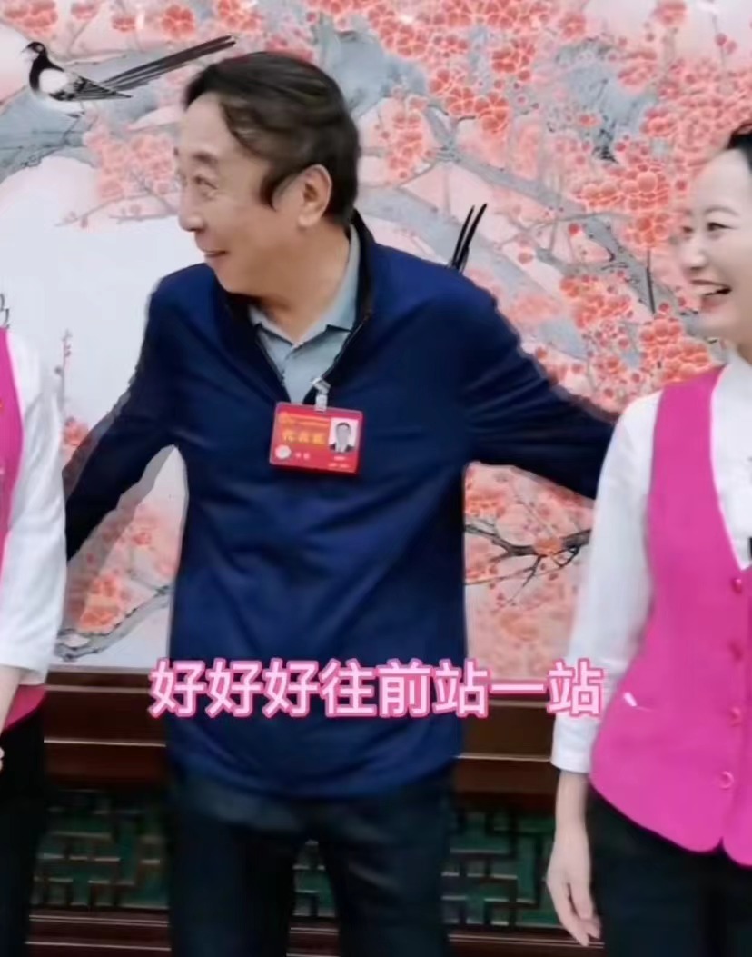 冯巩|64岁冯巩异性缘惹人羡，被美女粉丝追着要合影，本人笑到合不拢嘴
