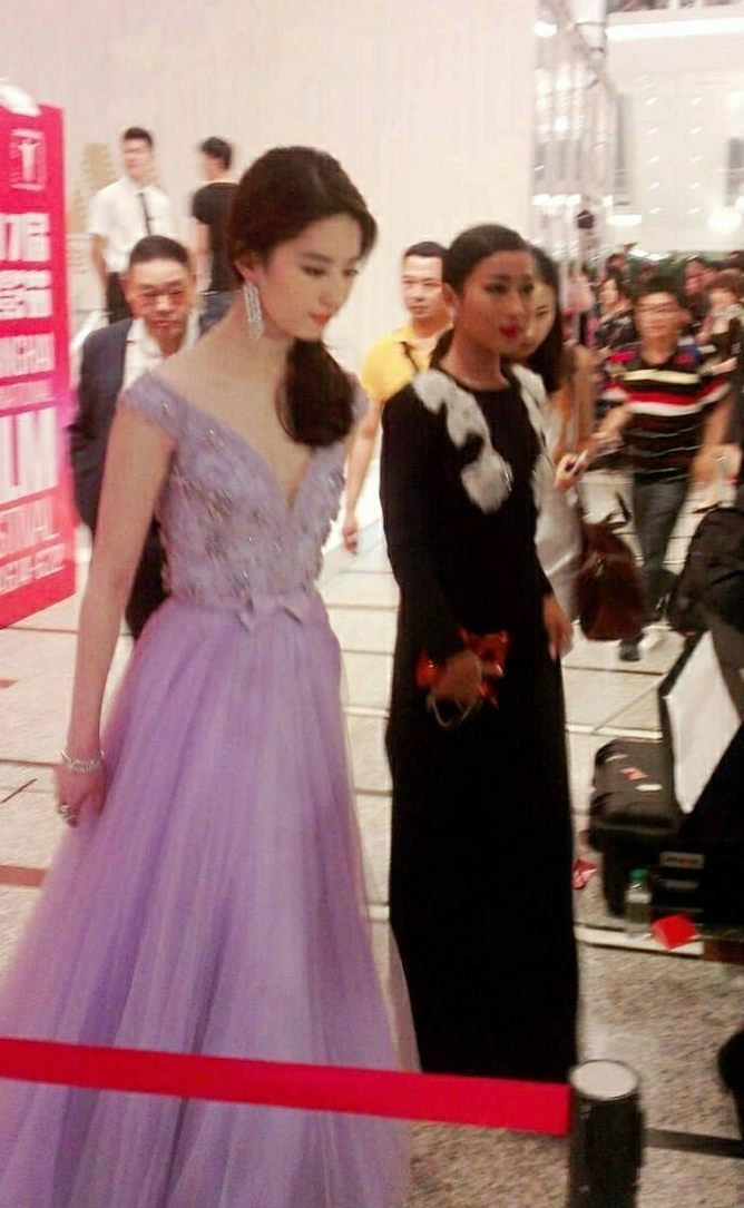 |明星现实生活中真的那么好看吗？