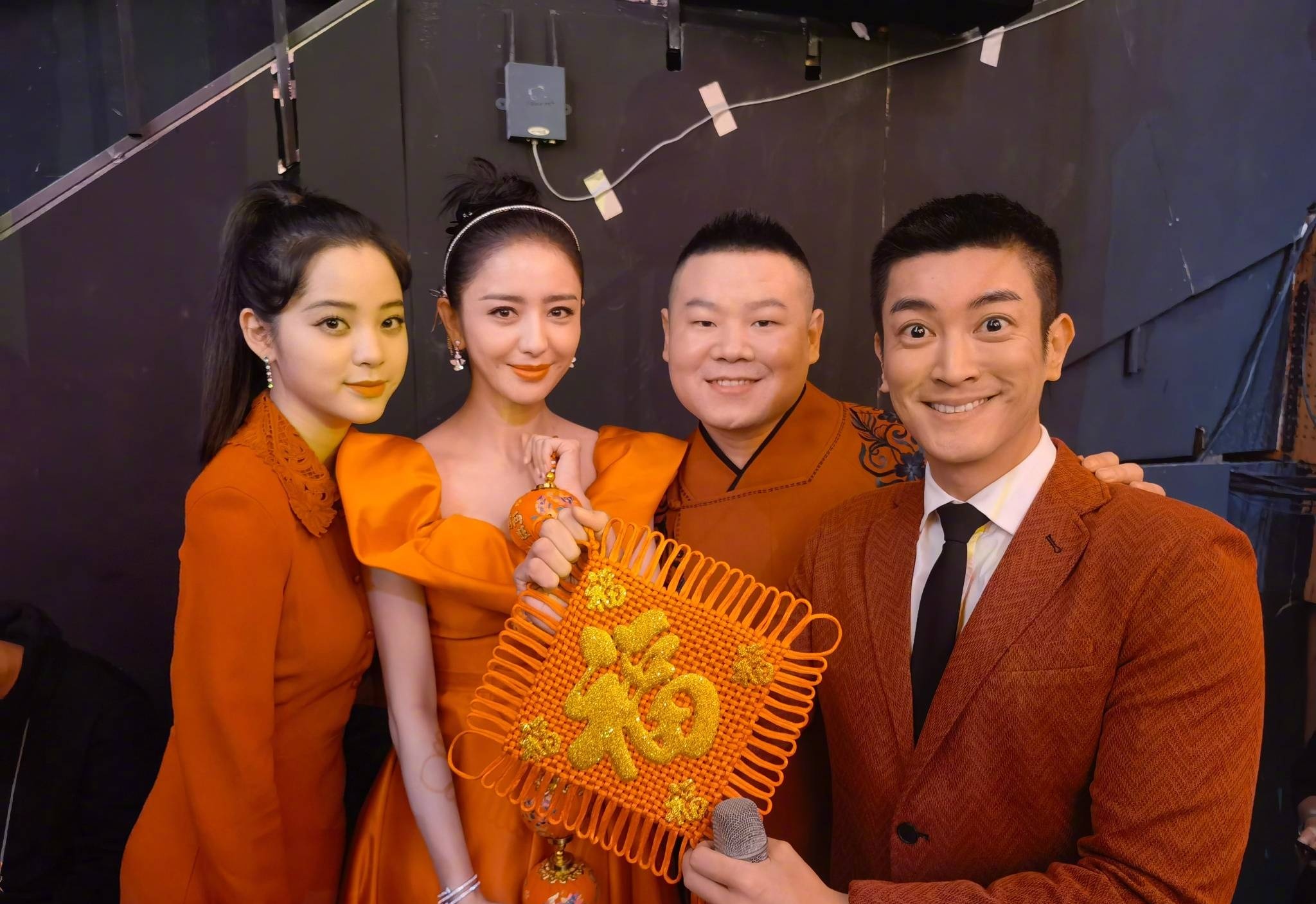 江疏影|冷白皮的江疏影也太绝了吧!春晚开场曲目光全在她身上,网友:欧阳娜娜完败