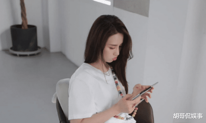 倪妮|刘诗诗晒照，网友发现手中手机价格高达一万八，直呼只买得起链条