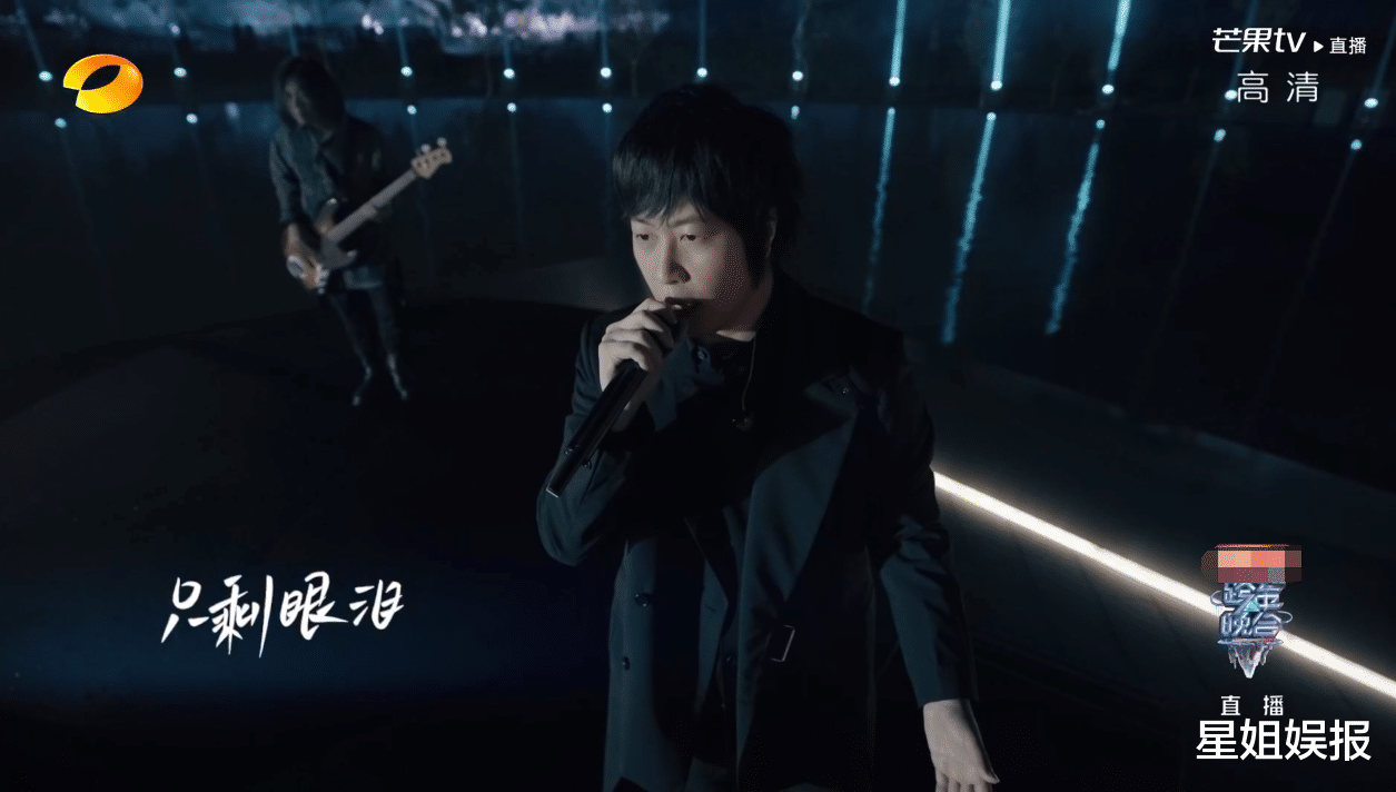 跨年|湖南台跨年：王一博胖了，龚俊唱得难听却自信，杨紫出场创收视高峰