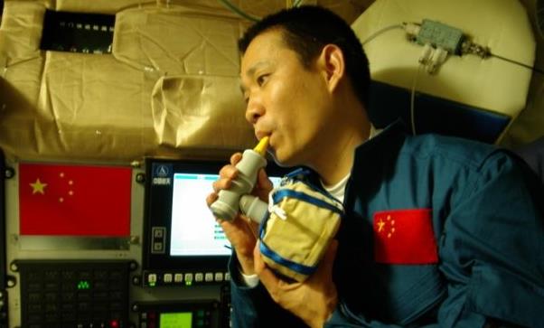 空间站 宇航员在空间站工作时间很长，氧气是从哪里来的？为何用不完？