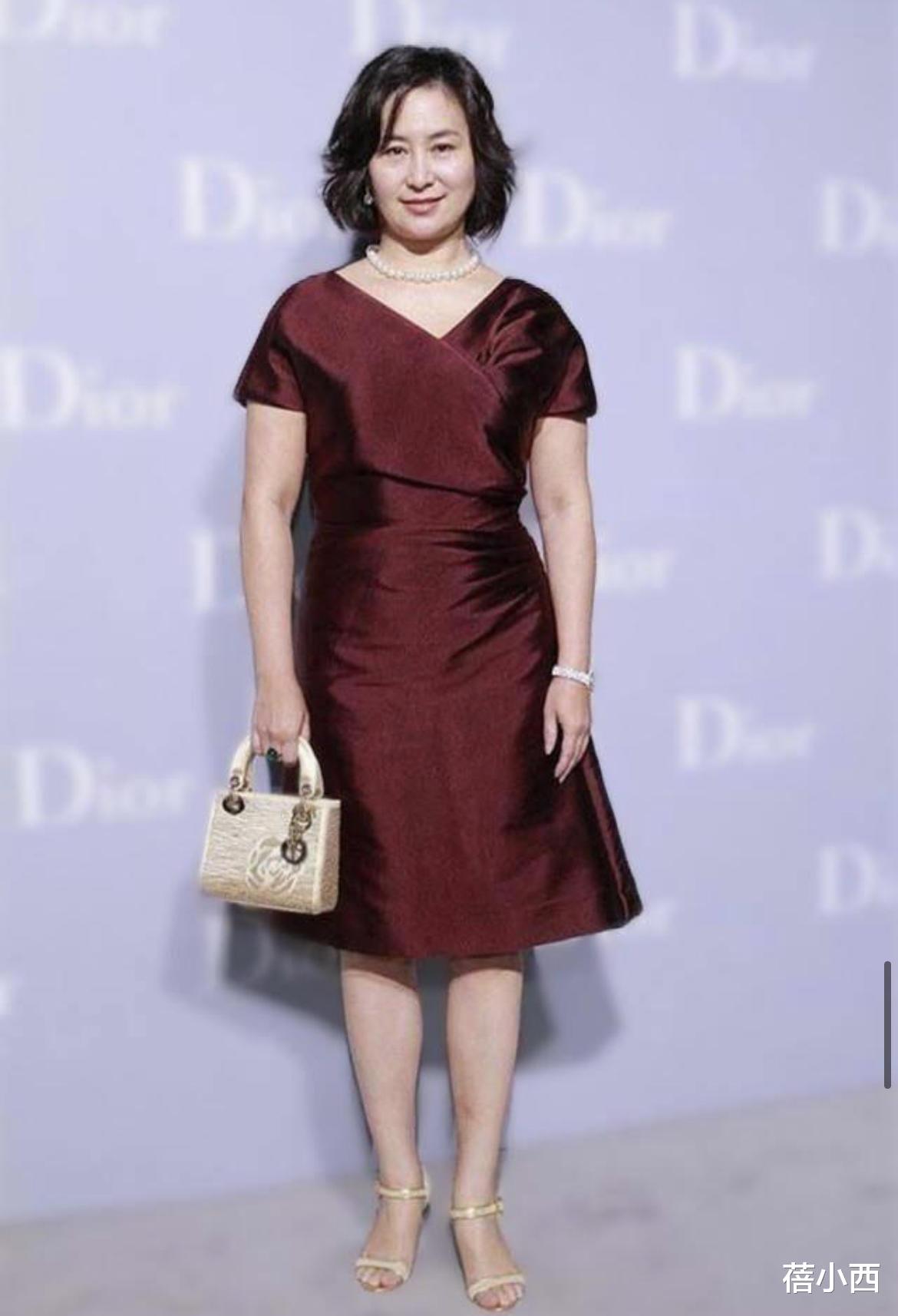 蛋糕裙|何超琼穿出了60后女性羡慕的贵妇感，薄纱蛋糕裙配短发，高贵优雅