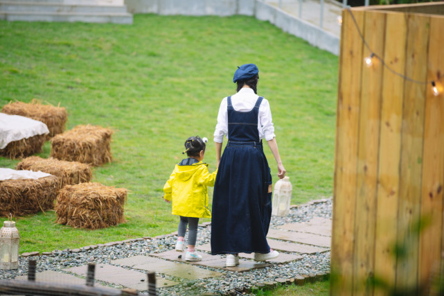 刘诗诗|佟丽娅越来越有央视范！穿背带裙美成小仙女范，气质更有了大转变