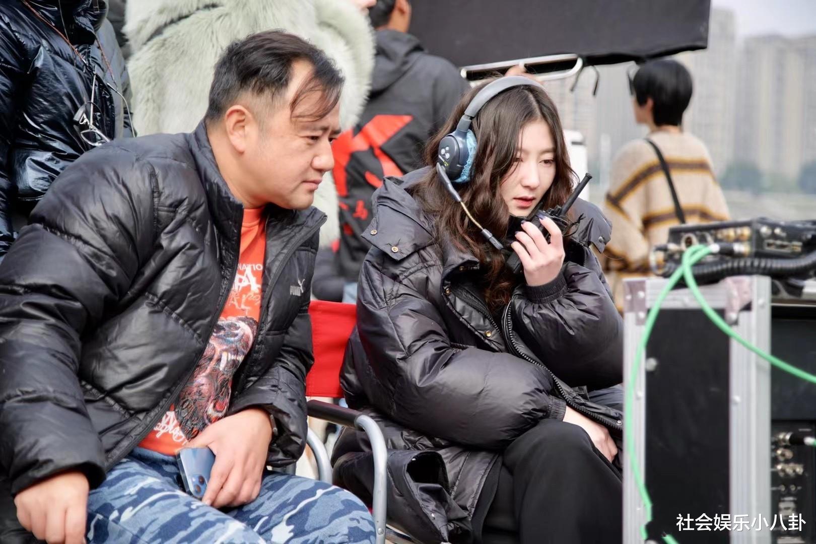 姚安娜|姚安娜新剧拍摄5天杀青！剧组合照稳站C位，造型一改往日华丽