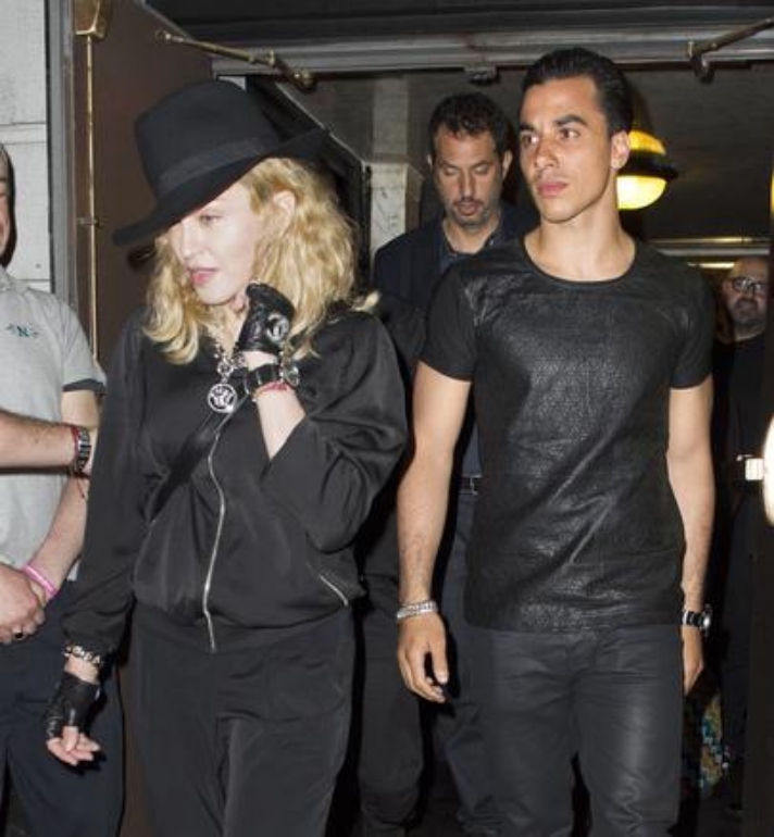 麦当娜|63岁麦当娜突然爬上桌子,主持人连忙用西装遮挡都来不及!