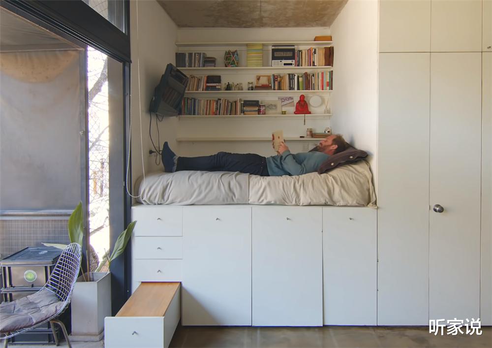 他买下32㎡小家，将卧室厨卫“藏”在壁橱里，面积虽小却井然有序