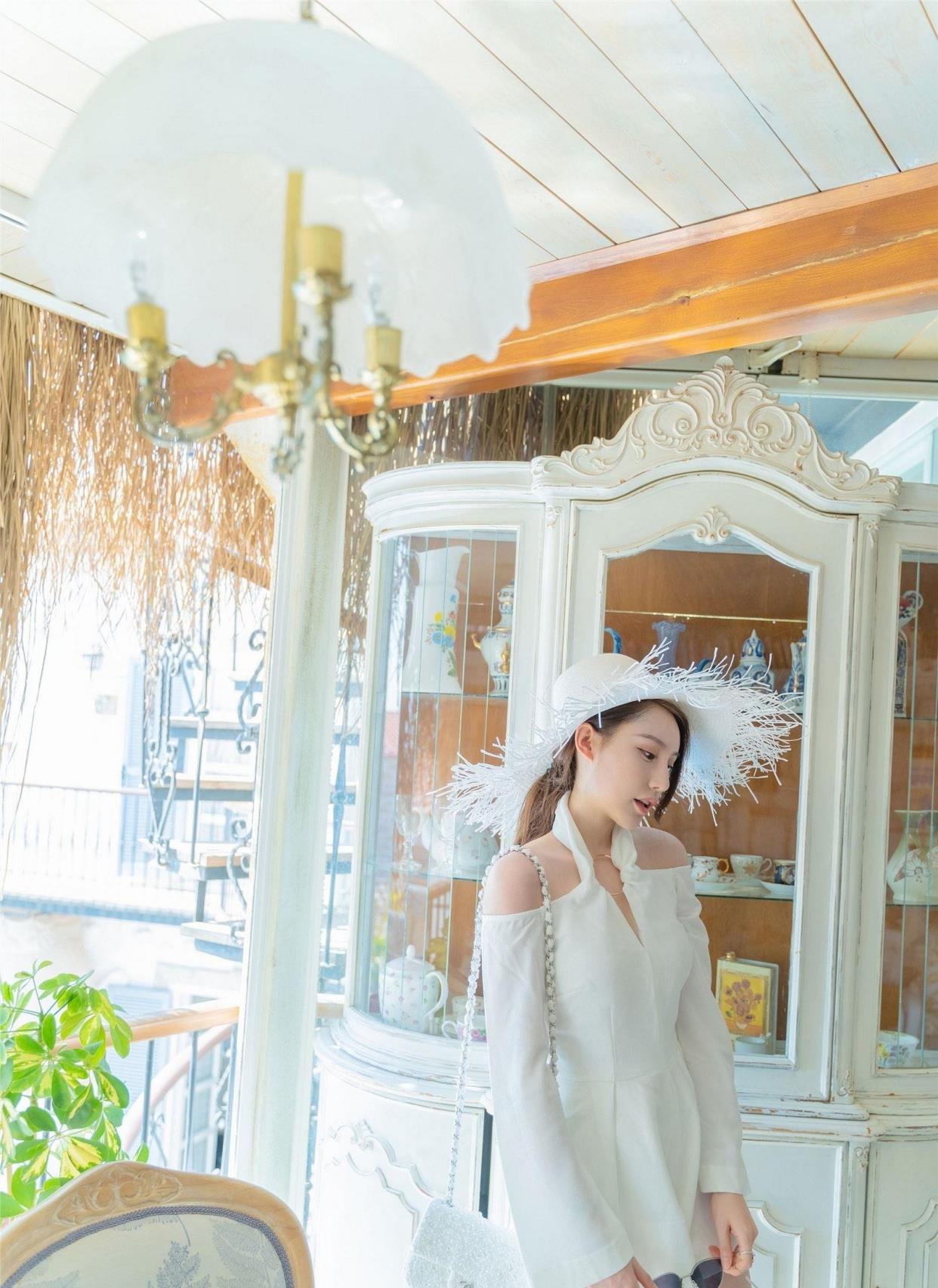 百里守刖 小姐姐身穿白色挂脖连衣裙，露出精致的香肩，时尚又百搭