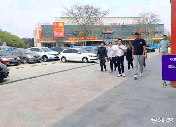 王仕鹏|易建联签名耐克24小时后，王仕鹏公开喊冤，却更让中国男篮蒙羞