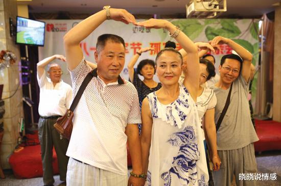 65岁大妈相亲,嫌弃55岁大叔太胖,直言:我怕他身体不行!