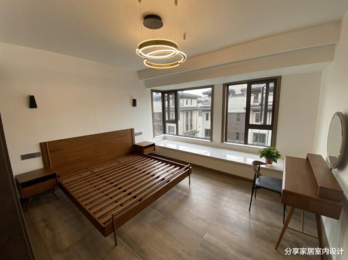 她第一次装修130平新房，坚持全屋木地板，电视墙设计非常实用！