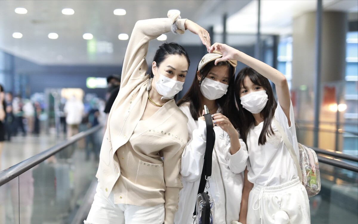 BiuFashion|钟丽缇带两个女人出行，三人穿搭简约，浅色干净还透露着温馨