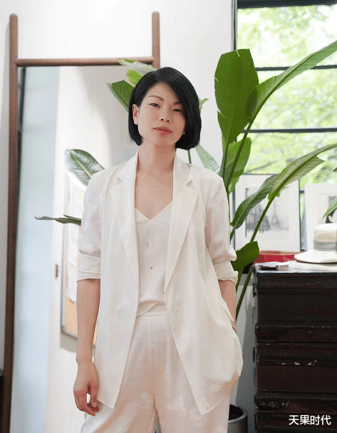 天果时代|因丑而红的超模吕燕，私服穿搭个个精品，单靠气质就已经胜出